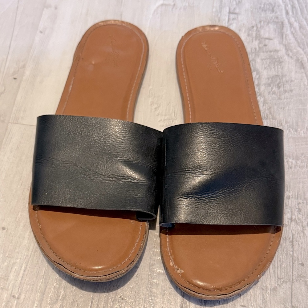 Universal Thread Black Slides
Size: Women’s 11